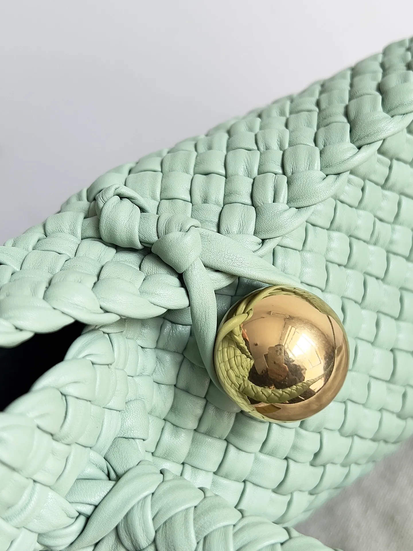 Batch 5760 BV collectible small woven handbags are really YYDS!! Bottega Veneta’s most classic small woven handbags are back! ! We use the highest quality leather with the highest craftsmanship❤️ to create the most expensive works. We have created the original Intrecciato leather weaving process❤️ This unique traditional exclusive leather weaving method has not only become our logo but also reflects the time-consuming and labor-intensive craftsmanship of our products❤️ The new TOSCA handbag must be a selection worth collecting🆕 Style number: 716974 Size: 27*9*18cm